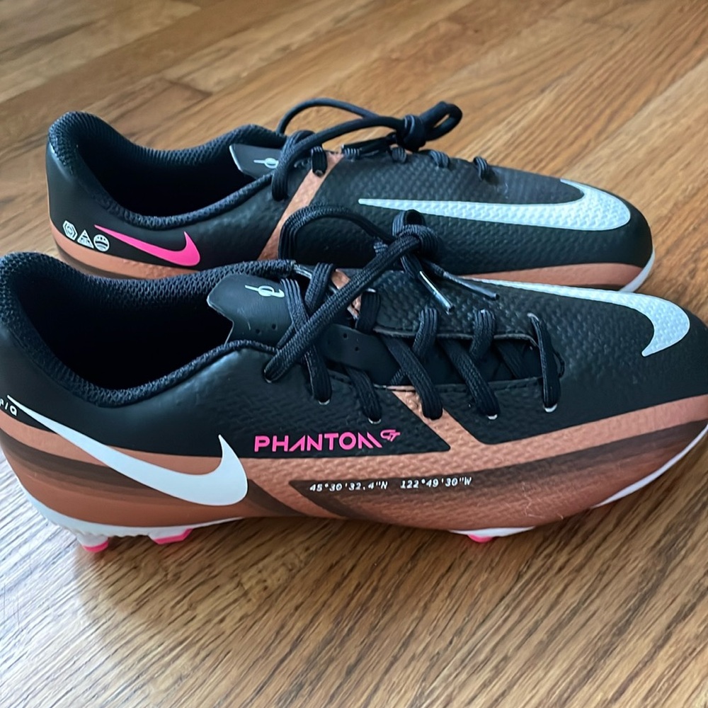 Never worn Nike Phantom cleats size 3.5 youth!